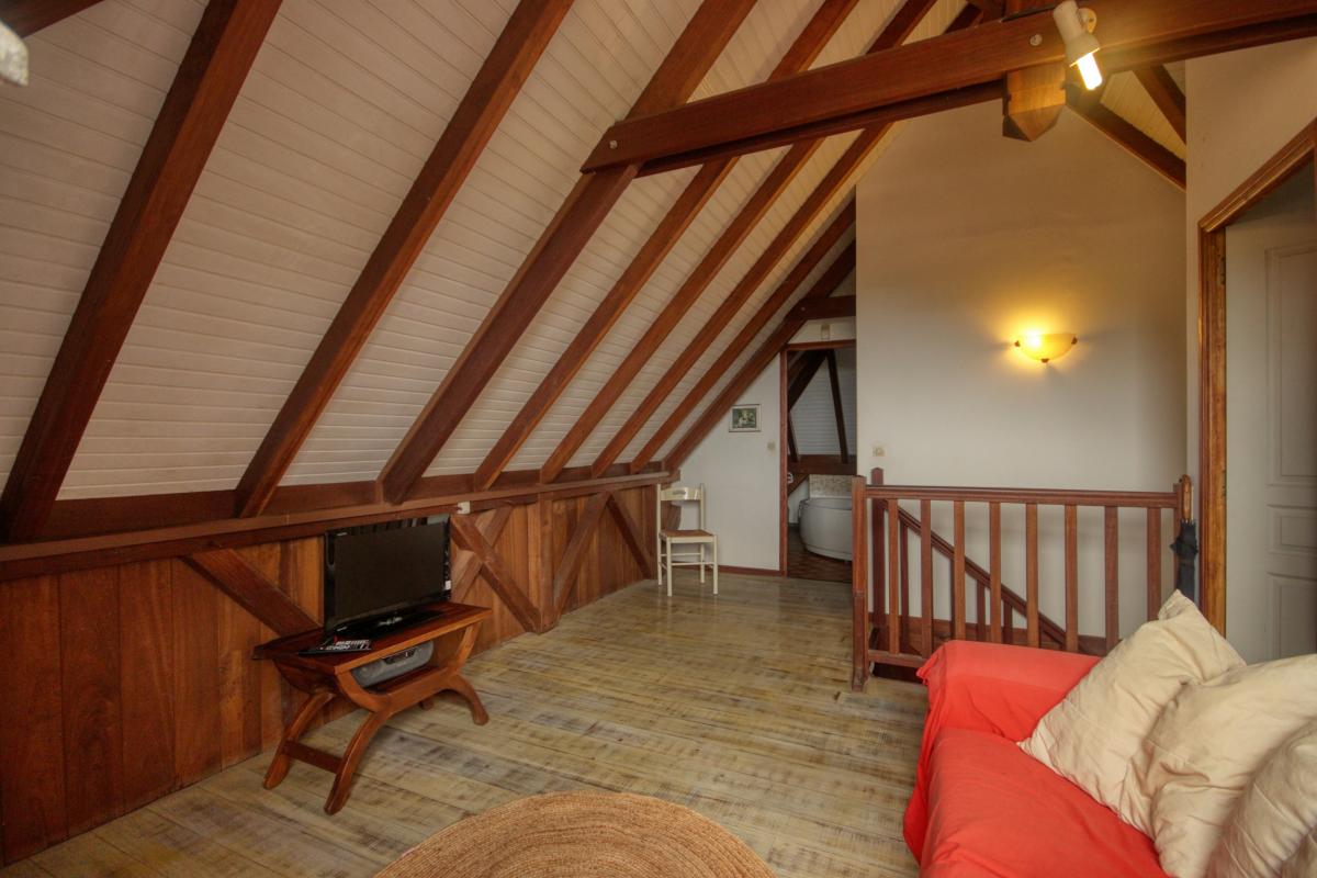 28 Villa rivière salée Martinique mezzanine espace salon et chambre